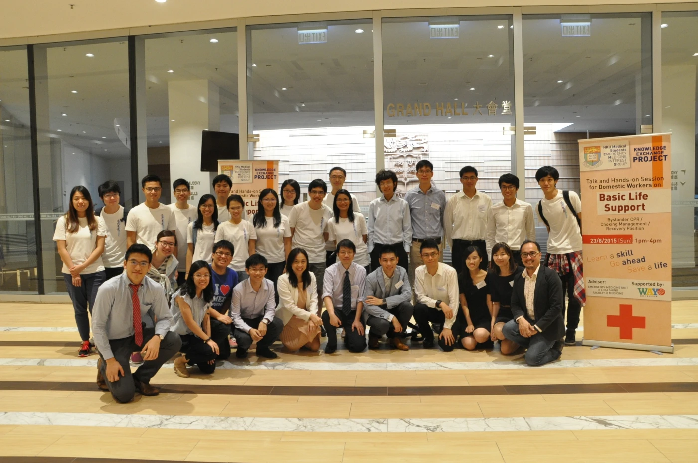 Organising committee members of the Emergency Medicine Interest Group (EMIG), student helpers and their supervising doctors, Dr Leung Ling-pong (Front row, right 6), Clinical Associate Professor of EMU and Dr Fan Kit-ling (Front Row, right 7), Clinical Assistant Professor of EMU, Li Ka Shing Faculty of Medicine, HKU took a group photo together after the event.