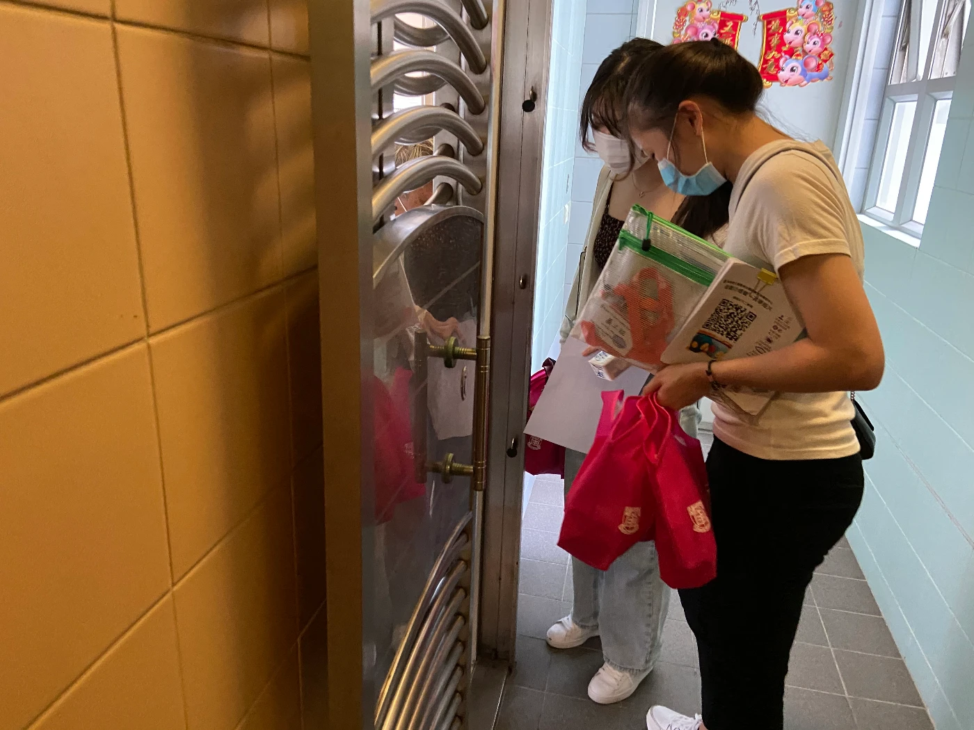 Students visit singleton elderly and present care package with moon cake and masks