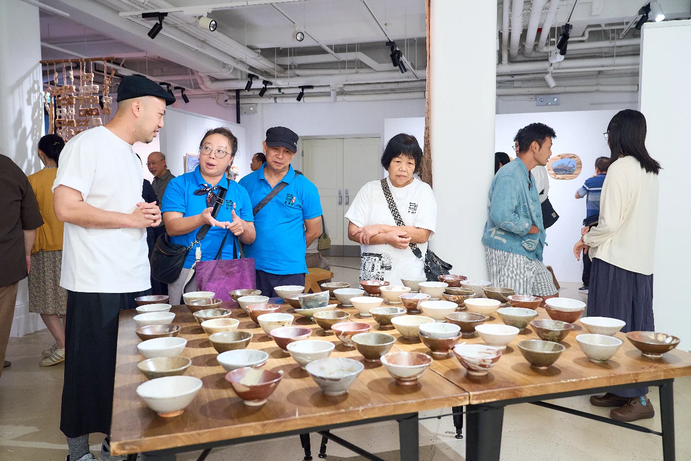參展藝術家向來賓介紹作品。