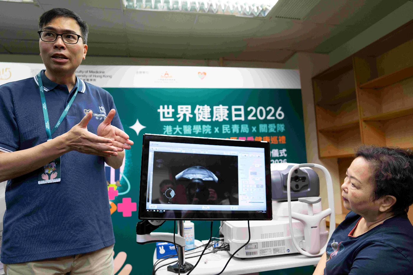 梁啟信醫生示範由人工智能驅動的光學相干斷層掃描（OCT）篩查系統。