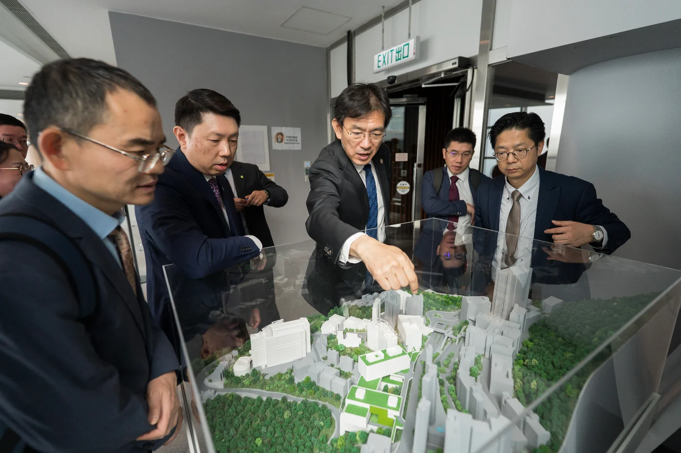 清華大學校長李路明院士帶領的代表團參觀了港大李嘉誠醫學院及其教學醫院瑪麗醫院。