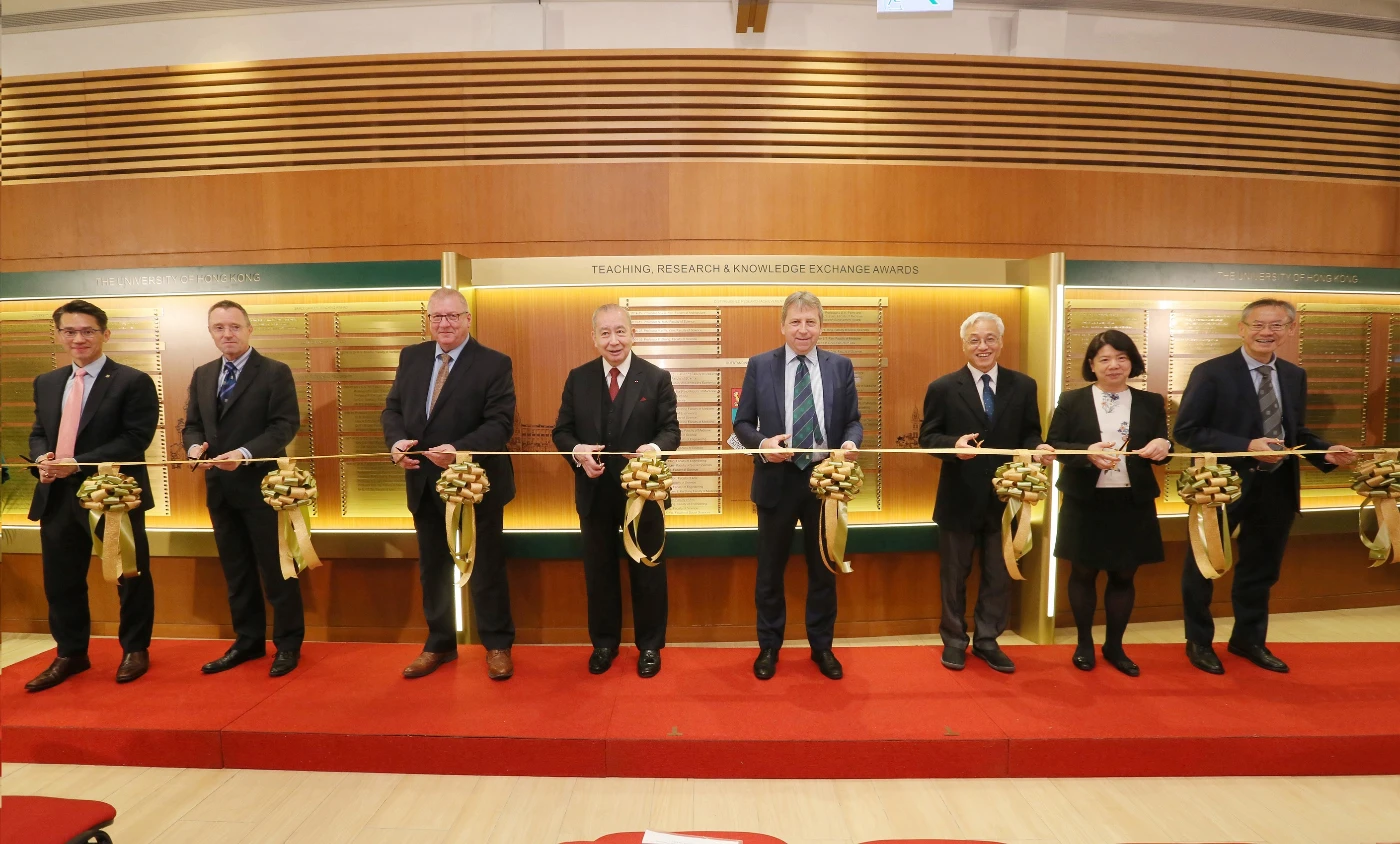 HKU honours academics excelled <br>
in teaching, research and knowledge exchange<br>
at Plaque of Honour Unveiling Ceremony <br>
and Award Presentation Ceremony