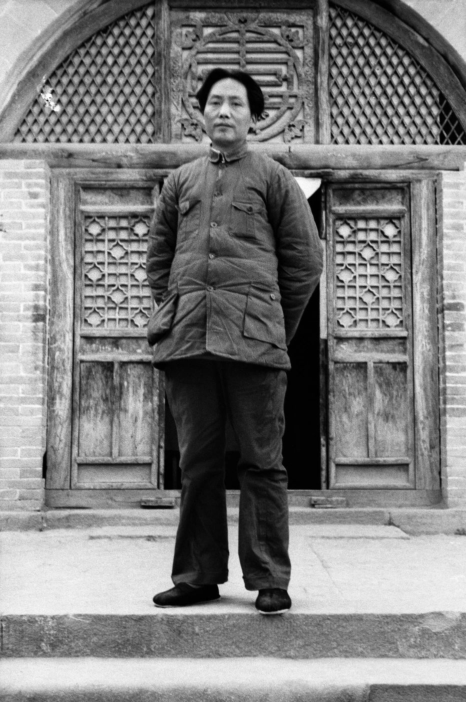 站在抗日軍政大學門前的毛澤東。
     瓦特爾‧博薩特
     延安，1938年。