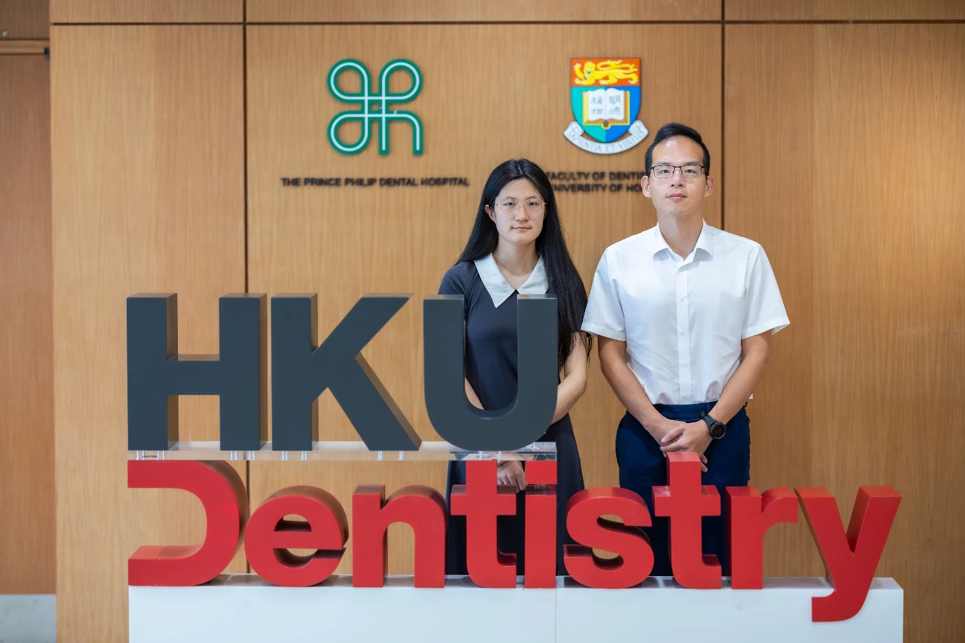 （右起） 港大牙醫學院黃適教授及博士研究生張玉鳳