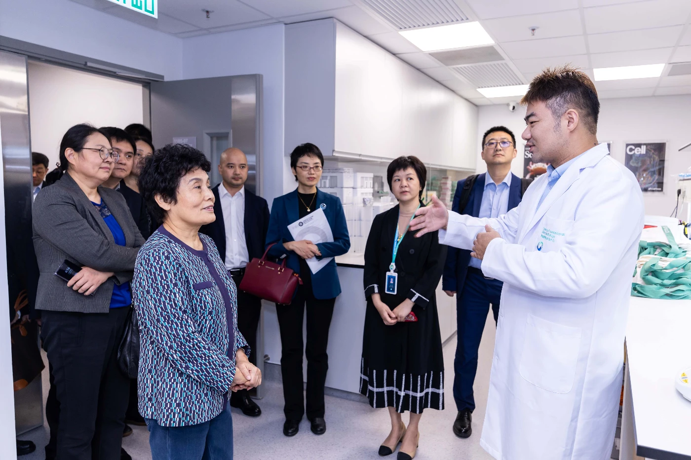 代表團參觀港大醫學院「InnoHK創新香港研發平台」，包括幹細胞轉化研究中心、免疫與感染研究中心，及病毒與疫苗研究中心。