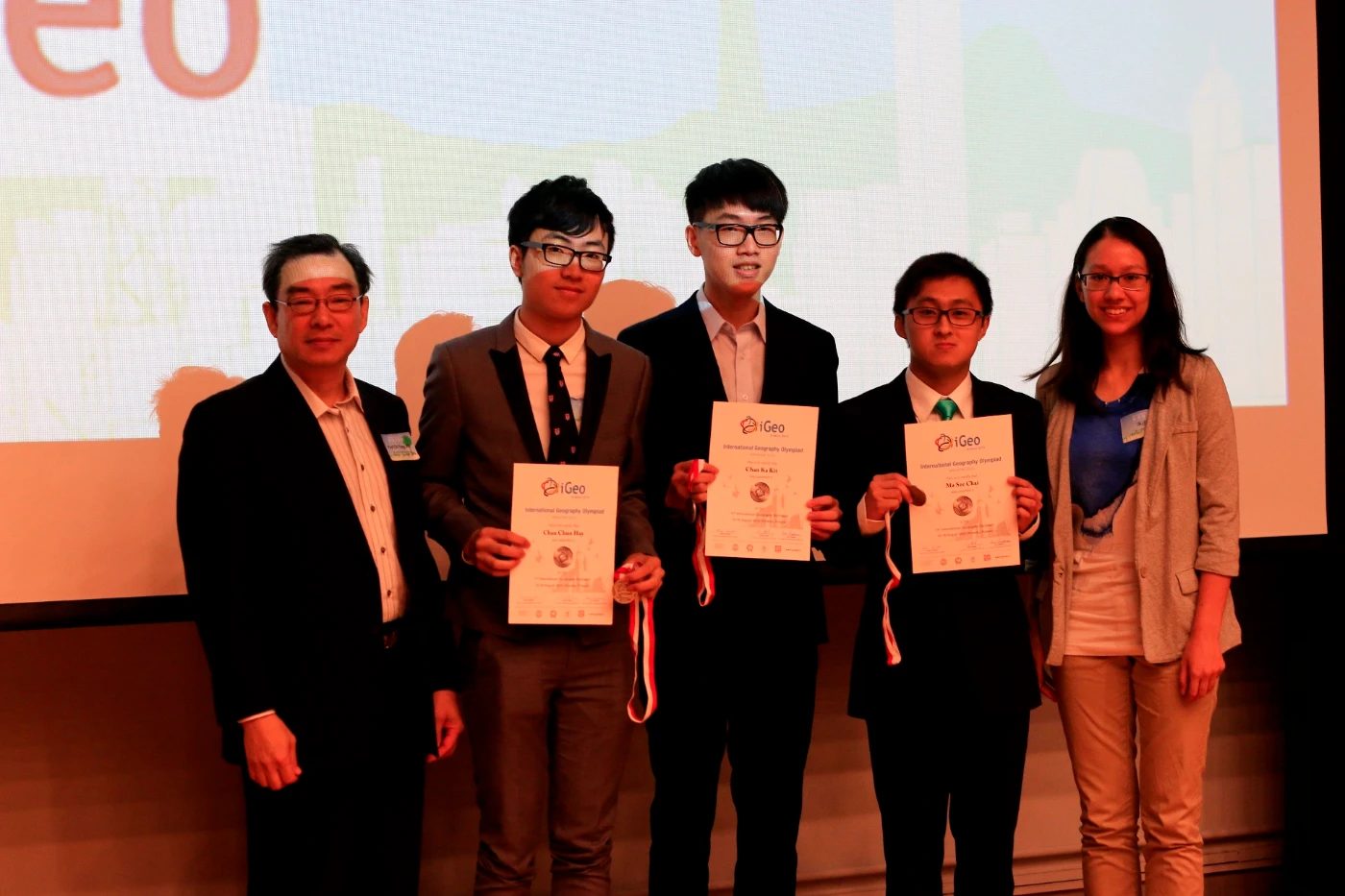 Professor Jim Chi-yung, Chair Professor in HKU Department of Geography presents awards to International Geography Olympiad winners.