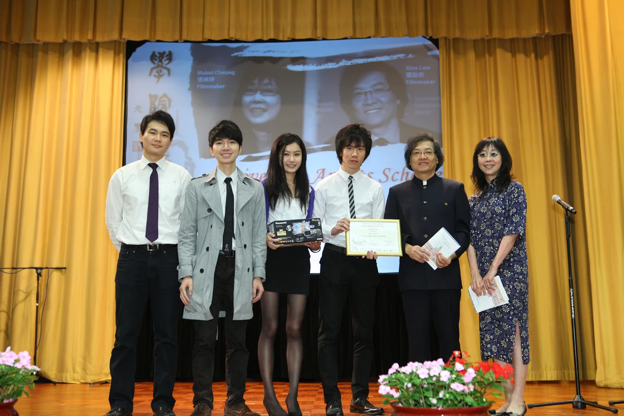 學院藝術家張婉婷小姐及羅啟銳先生頒發港大文學院短片及錄像比賽獎項。