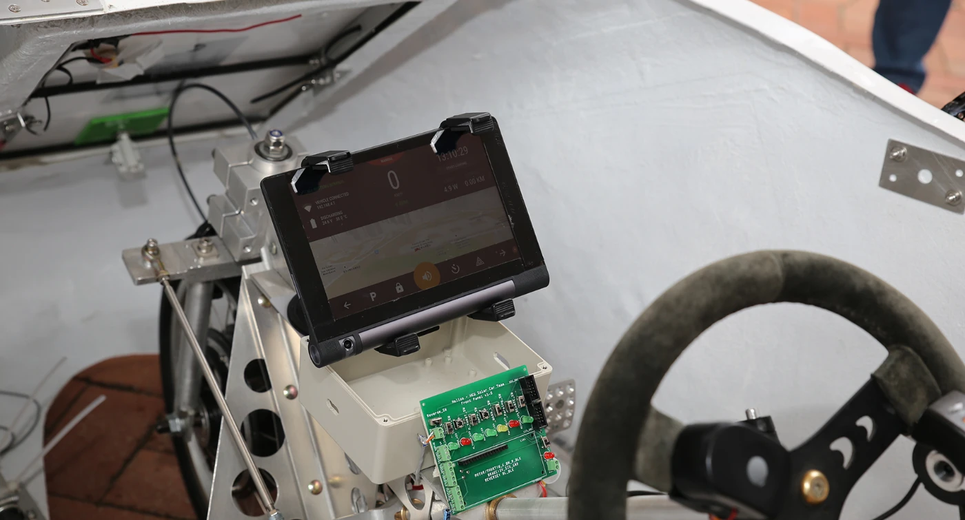 Helios is equipped with an innovative touch screen dashboard developed by HKU engineering students, which provides more useful information and convenience in controlling the solar car, while reducing the car body weight to enhance energy efficiency by eliminating the traditional heavy dashboard instruments.