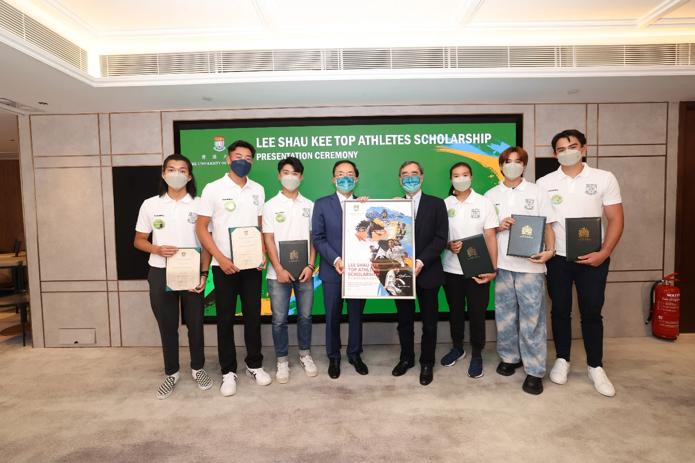 港大首屆「頂尖運動員入學計劃」六位傑出運動員<br>
各人獲頒「香港大學李兆基頂尖運動員獎學金」港幣四十萬元
