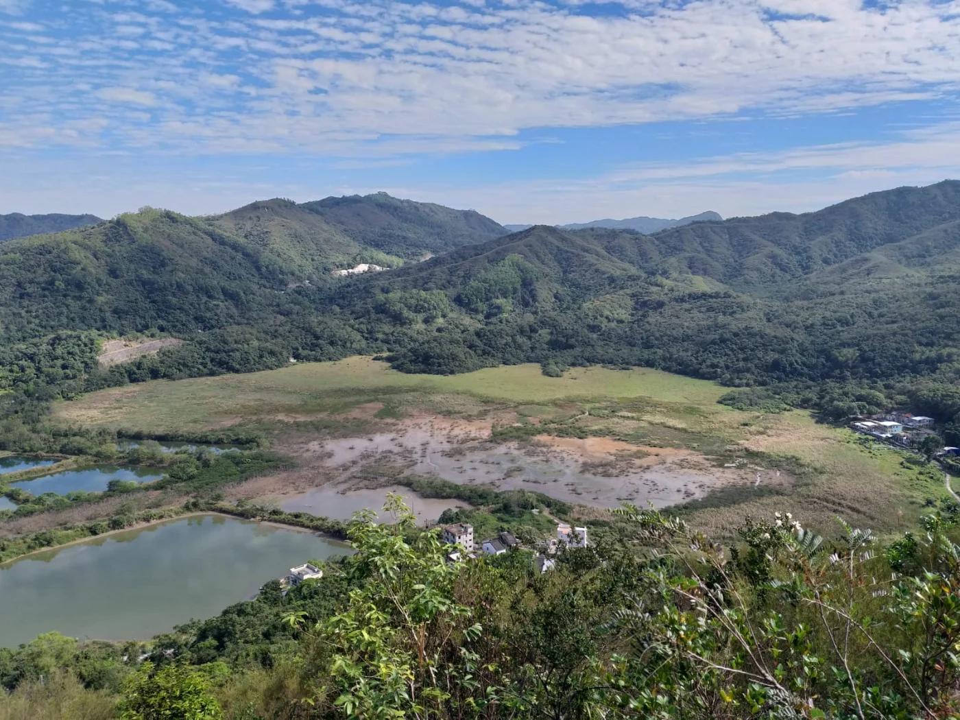 On a 120m knoll with a levelled summit, near Luk Keng, stand some 7 pillboxes connected by a system of communication trenches with, further downhill, at least 6 smaller satellite pillboxes that each can only accommodate 1 soldier. (photo credit: The University of Hong Kong)