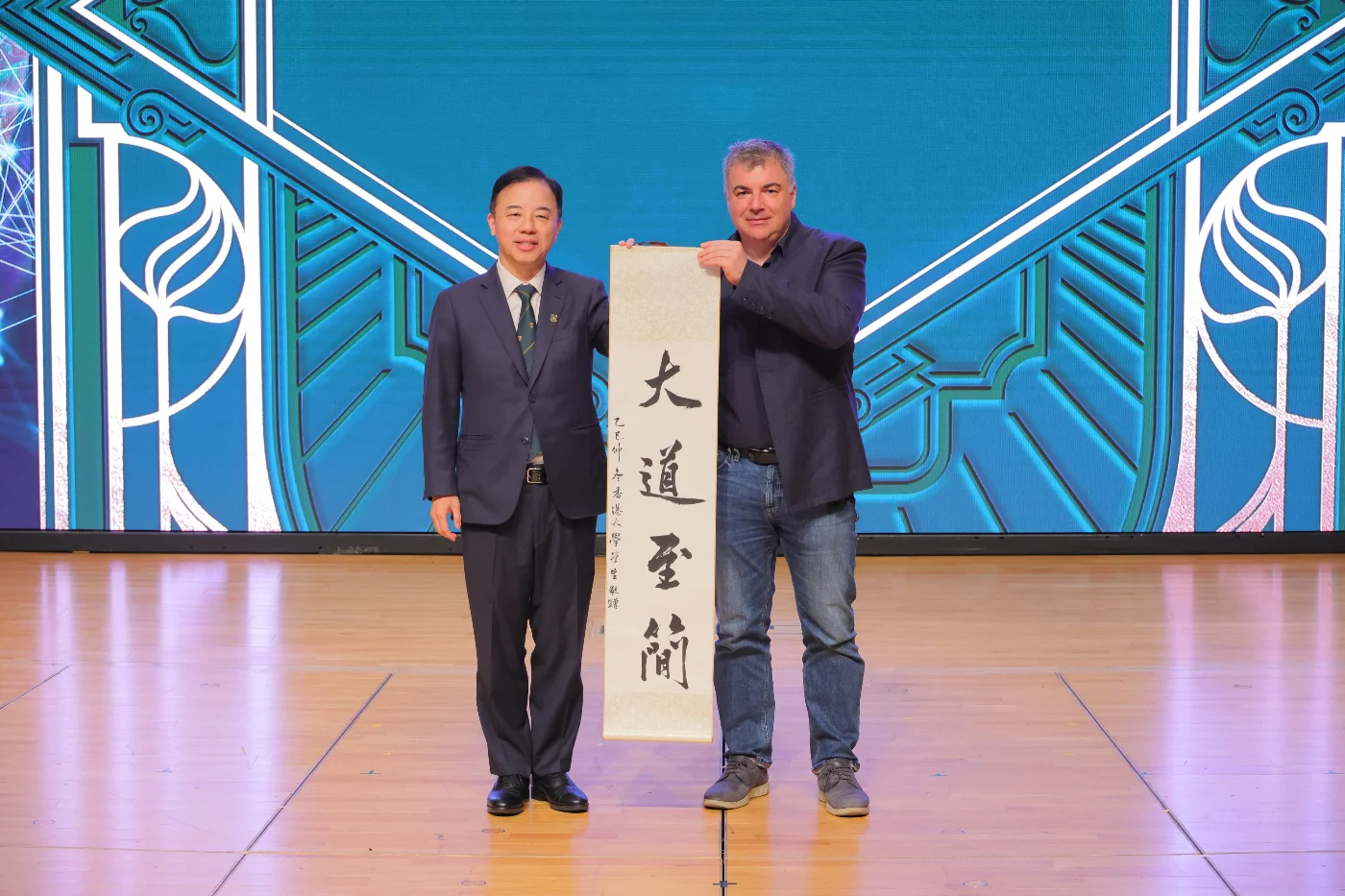 Professor Xiang Zhang presents souvenirs to Nobel Laureates.