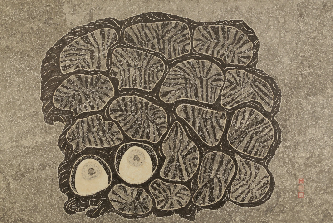 《混沌一片》2003
     麻布本水墨、混合材料及拼貼
     122 (高) x 183 (闊) 厘米