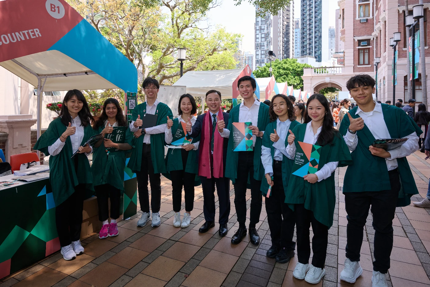 張翔教授參觀校友日限定之「扶林市集」市集，與校友親切交流。