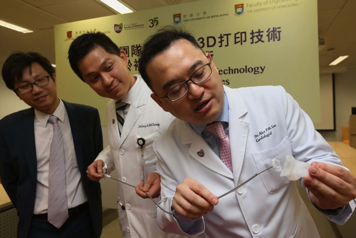 The joint research team from CUHK and HKU demonstrates interventional procedure using 3D printed silicone cardiac models.