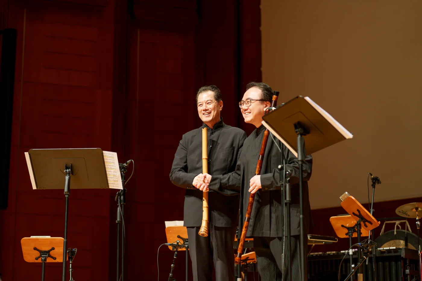是次音樂會邀請了多位特別嘉賓同台演出，包括港大物業處處長楊光先生（左）以及香港天籟敦煌樂團名譽顧問楊偉傑教授（右）。