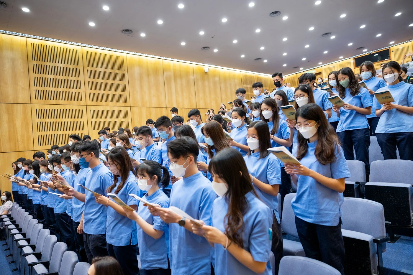港大牙醫學院本科生臨床入門儀式<br>
在家長老師見證下承諾提供專業和合符道德的病人療理