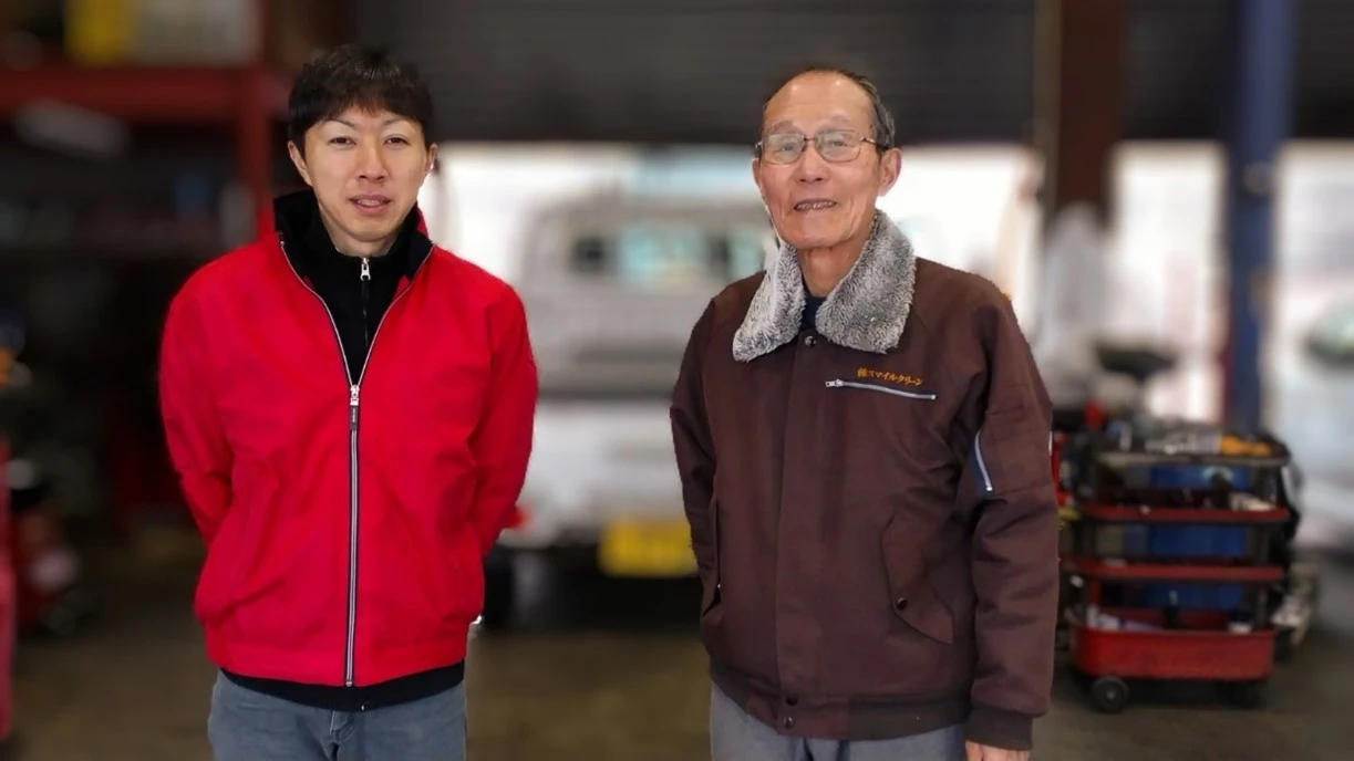 圖3.：瀧澤宏樹(左) 和清水正良(右) 一起在Grandeco滑雪場以貼紙標記大絹斑蝶，當中包括2024年12月在香港捕獲的個體。