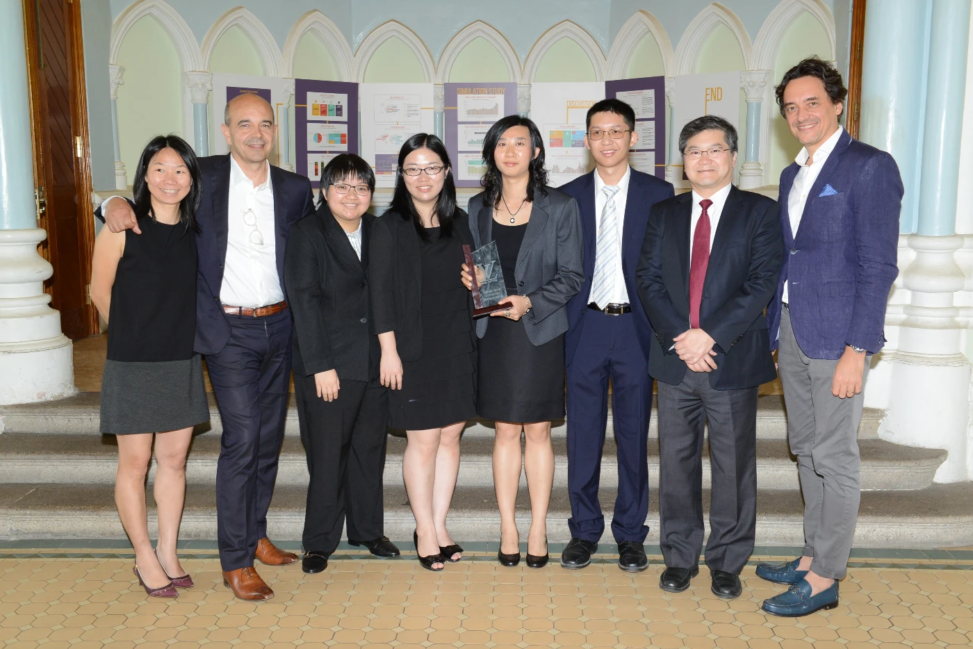 (左起) Sonia Cheung小姐 (路易威登代表) 、 Vincent Barale 先生 (路易威登代表) 、四名「香港隊」隊員、港大工程學院院長田之楠教授， 以及Sorin Ciocan-Vladescu先生 (路易威登代表)合照。