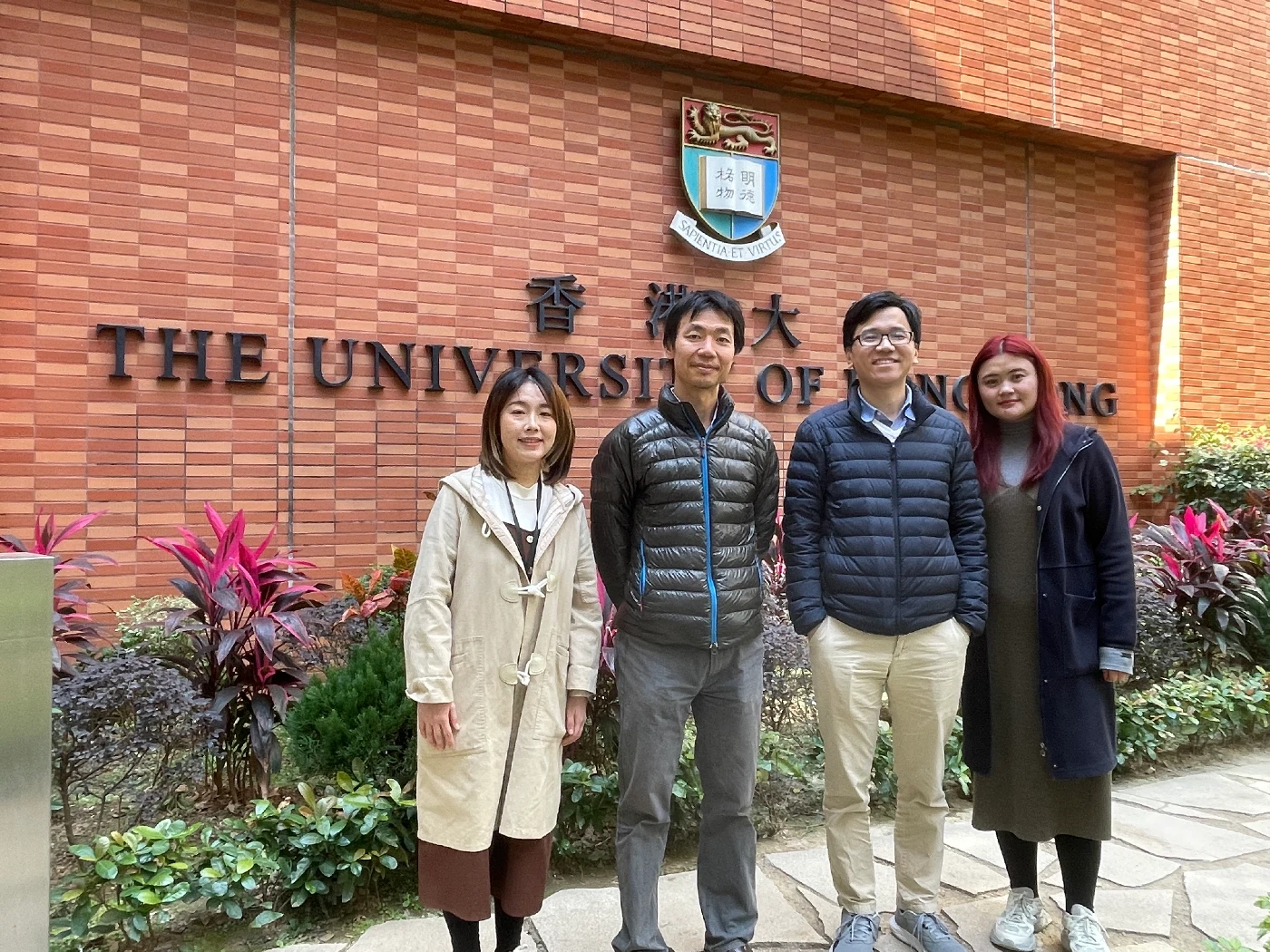 圖二：研究團隊主要成員合影。左起：港大理學院生物科學學院博士研究生陳坤女士；港大李嘉誠醫學院病理學系馬海騰教授；港大理學院生物科學學院陳英偉教授和博士後研究員孔楠楠博士。