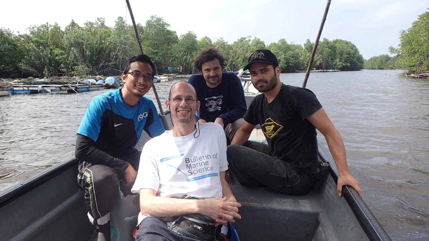 Photo 5
     Dr. Stefano Cannicci and his PhD student Pedro Juliao (left) ready for a sampling trip in the mangroves of Malaysia with Mohammad Nazrin Ishak (right) at Universiti Malaysia Terengganu, and Professor Farid Dahdouh-Guebas from Free University of Brussels.