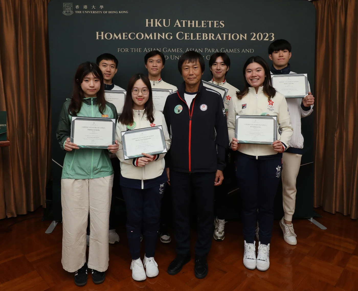 Mr. Yeung Tak Keung, Head of the National Games Coordination Office and HKU alumnus, presented commendations to the HKU elite athletes.