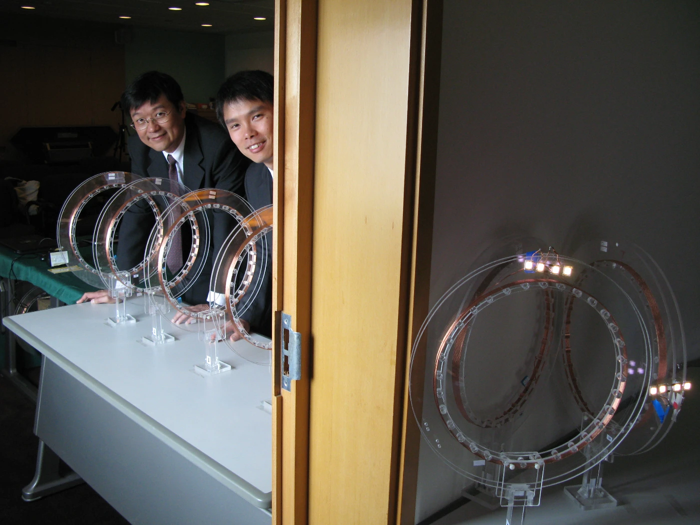New breakthroughs by HKU research team on Wireless Power Transfer Wireless Domino-Resonator Systems for Mid-Range Applications