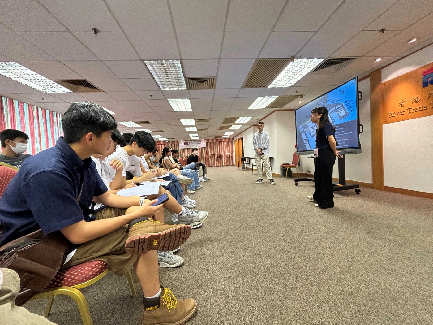 Operators of the River Trade Terminal introduced the development of logistic operation in Hong Kong and related career opportunities to participants.