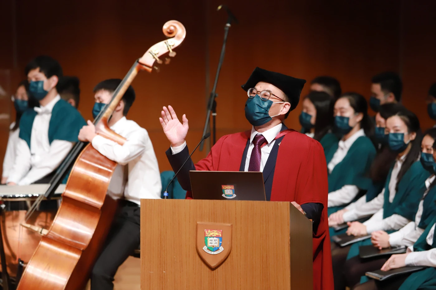 Professor Samson Tse, HKU Dean of Student Affairs,  introdcues campus life to students