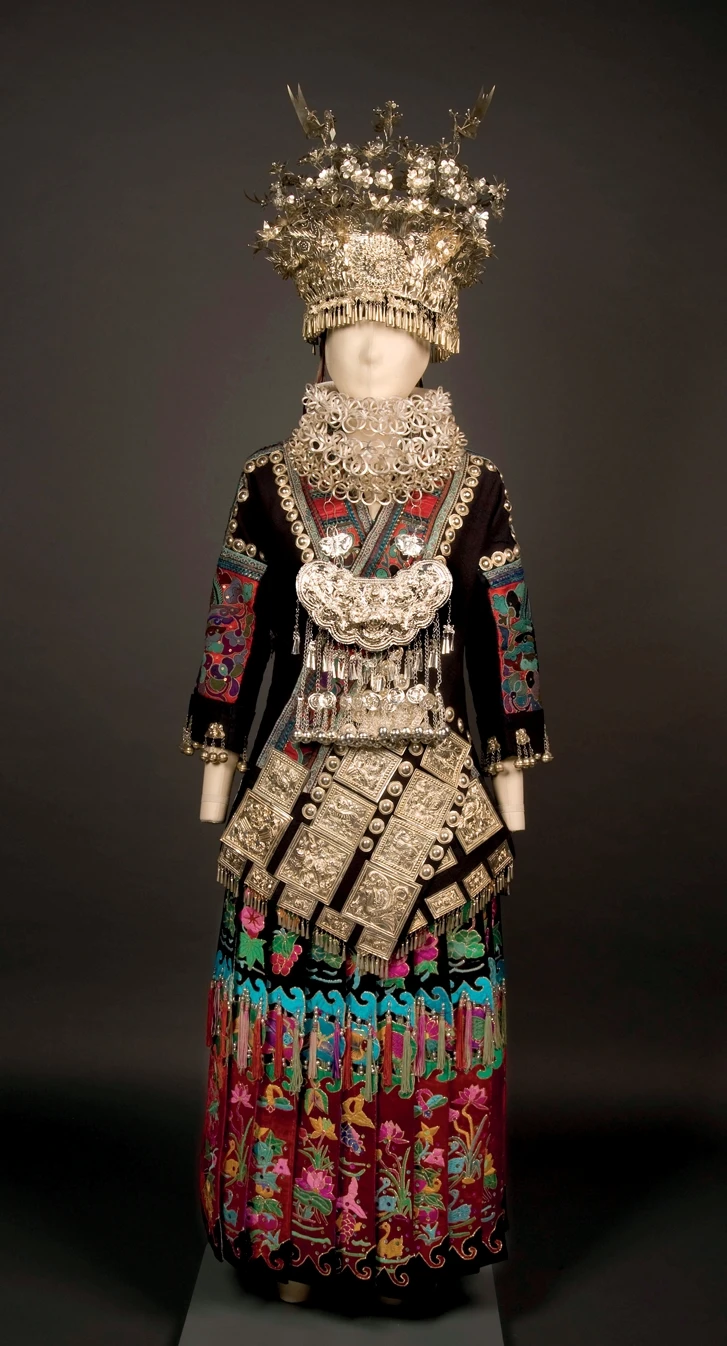 Woman’s festive attire Miao ethnic minority
     Taigong Town, Taijiang County, Guizhou Province
     Length of upper garment: 86cm Width between cuffs: 123cm
     Length of skirt: 78cm   Waist: 88cm
     Overskirt: 95cm    Waist: 95cm
     (Collection of Mei-Yi LEE)