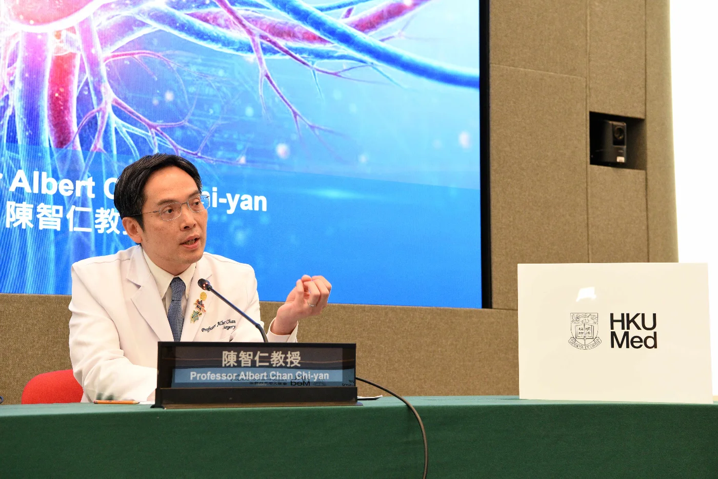 陳智仁教授表示，機械人輔助顯微手術至今完成多宗手術，當中包括全球首例在肝臟移植手術中採用機械人微血管吻合術，以及經髮際線機械人輔助微血管吻合術。