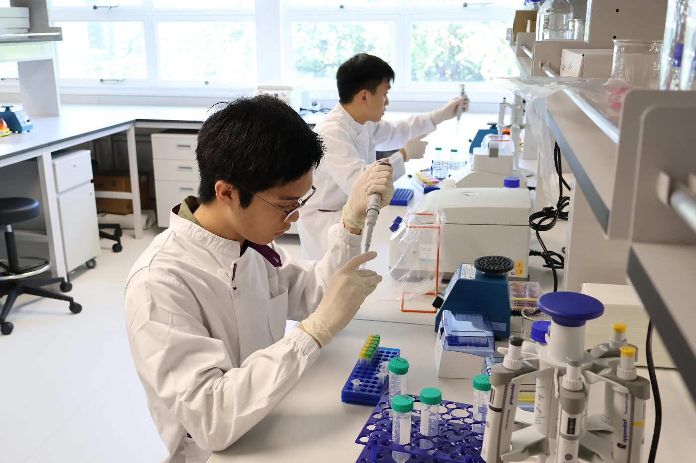 香港賽馬會環球衞生研究院實驗室配備先進的設施。