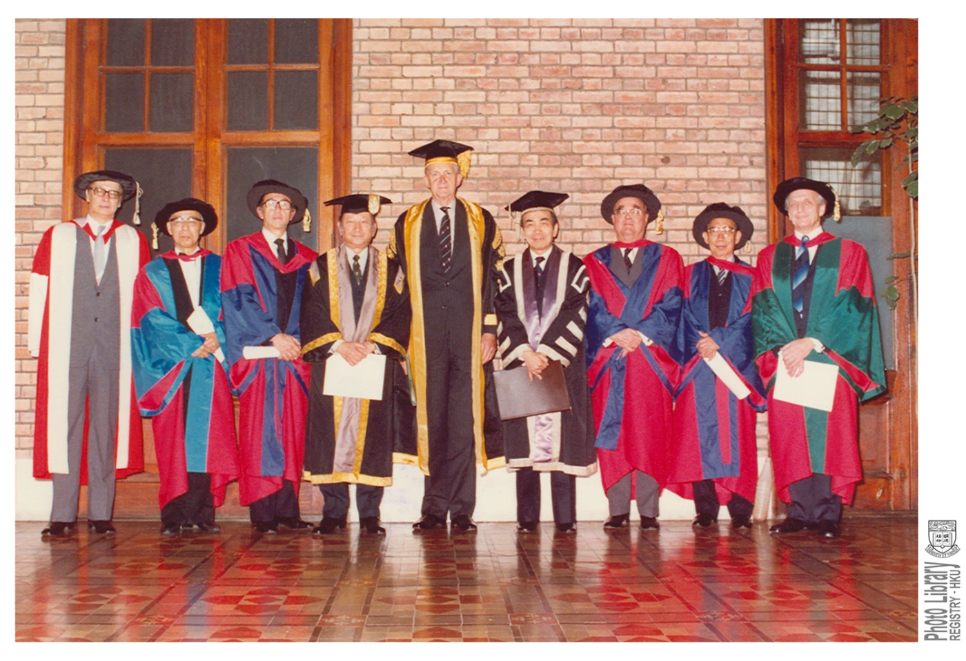 饒宗頤教授於1982年獲香港大學頒授榮譽博士銜後與眾教授合影