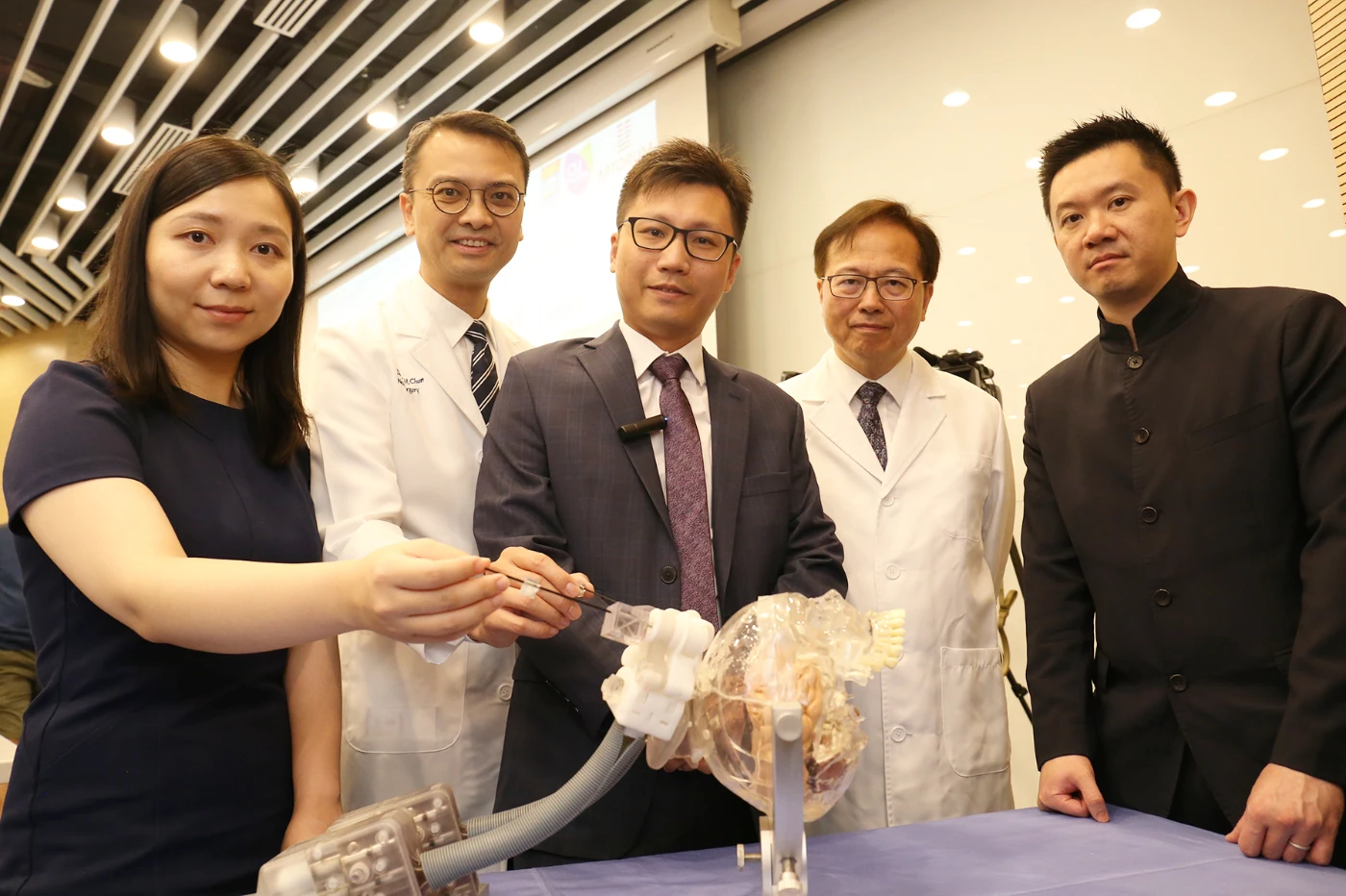科研團隊開發世界上首個在磁力共振掃描器內<br>
做雙邊深腦神經外科手術的機器人