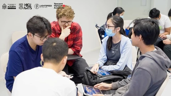 香港大學（港大）「菁英聚‧港大」計劃（HKU Academy for the Talented）聯同騰訊光子工作室群及Tencent WeTech Academy 籌辦「AI 冒險之旅：當人工智慧遇見遊戲」課程。