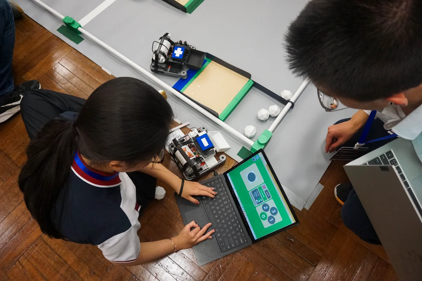 學生於機械人挑戰環節中全情投入作賽