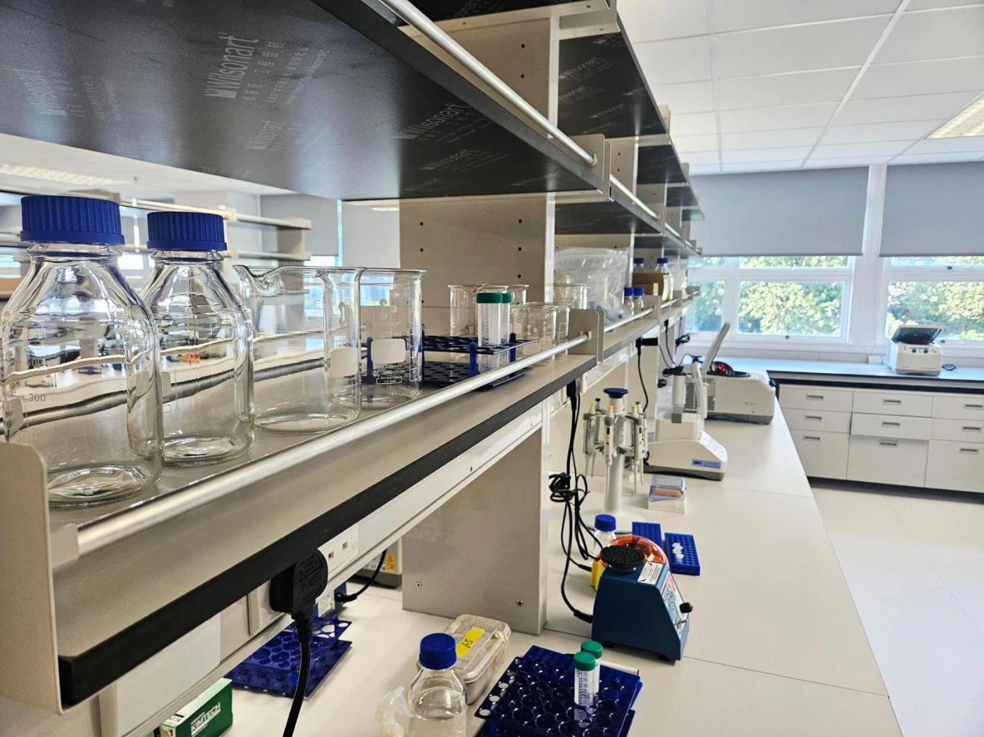 香港賽馬會環球衞生研究院實驗室配備先進的設施。