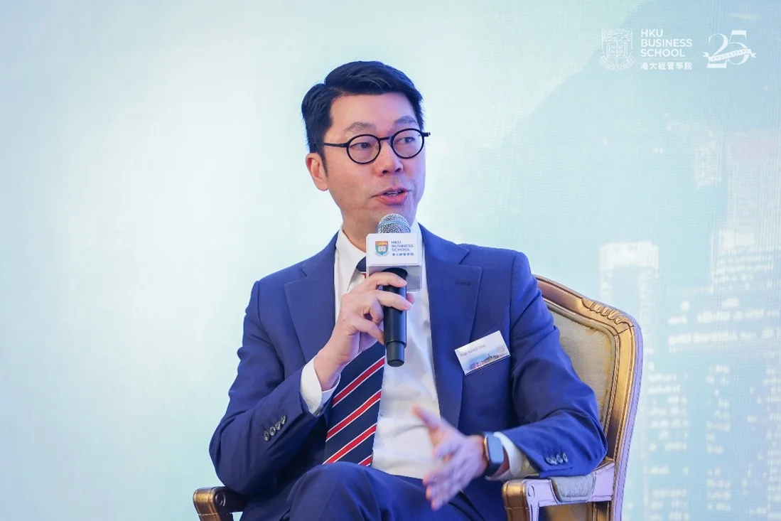 香港大學協理副校長（環球事務）、港大經管學院副院長（對外事務）鄧希煒教授主持論壇。