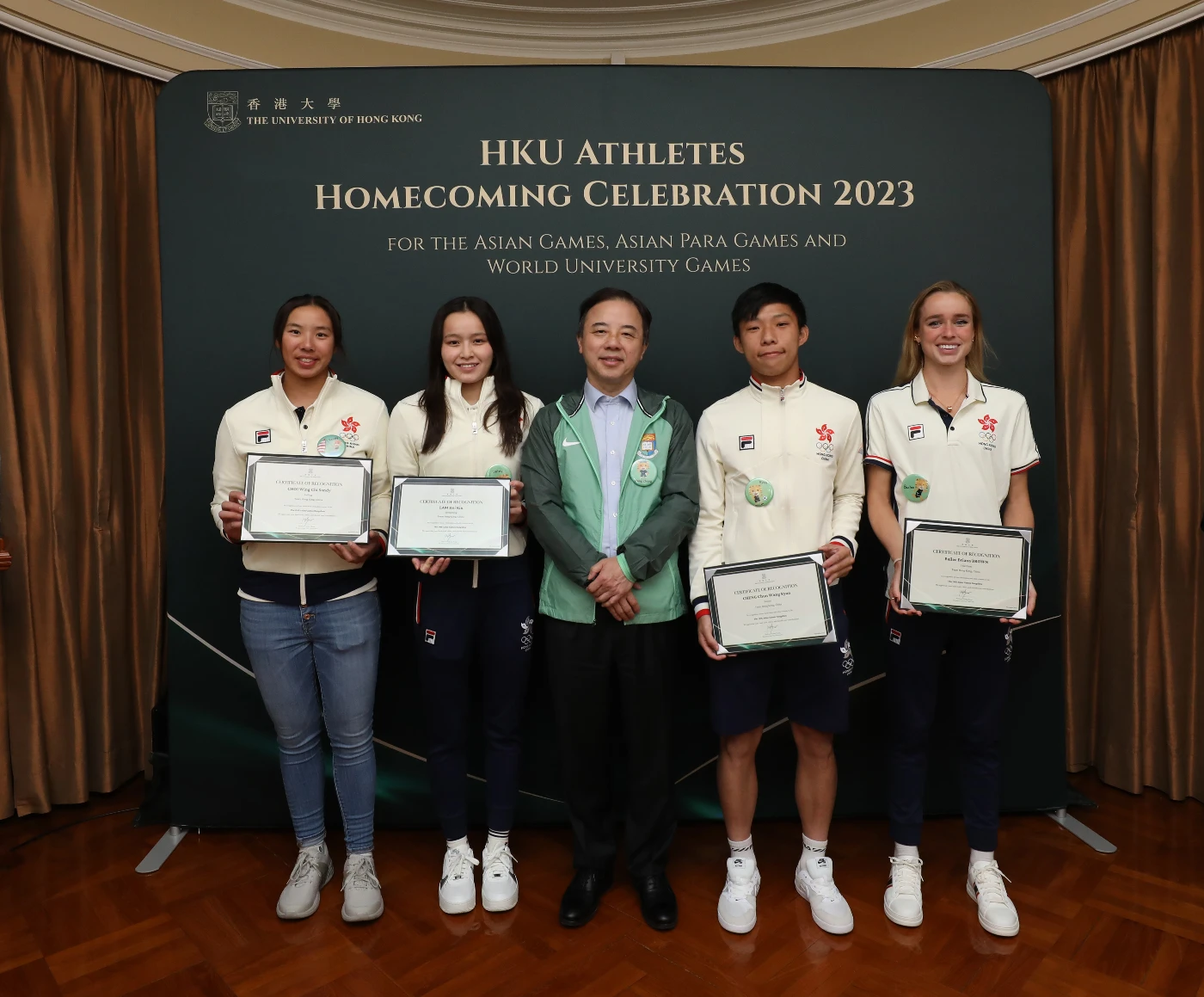 HKU President Professor Xiang Zhang presented commendations to the HKU elite athletes.