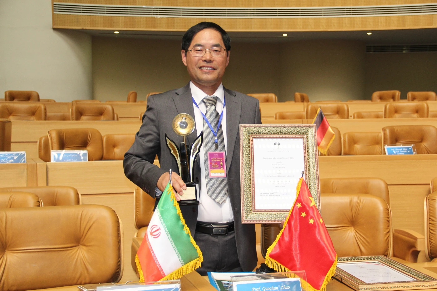HKU Professor Zhao Guochun becomes the first geologist to <br>
receive the Khwarizmi International Award (First Class)
