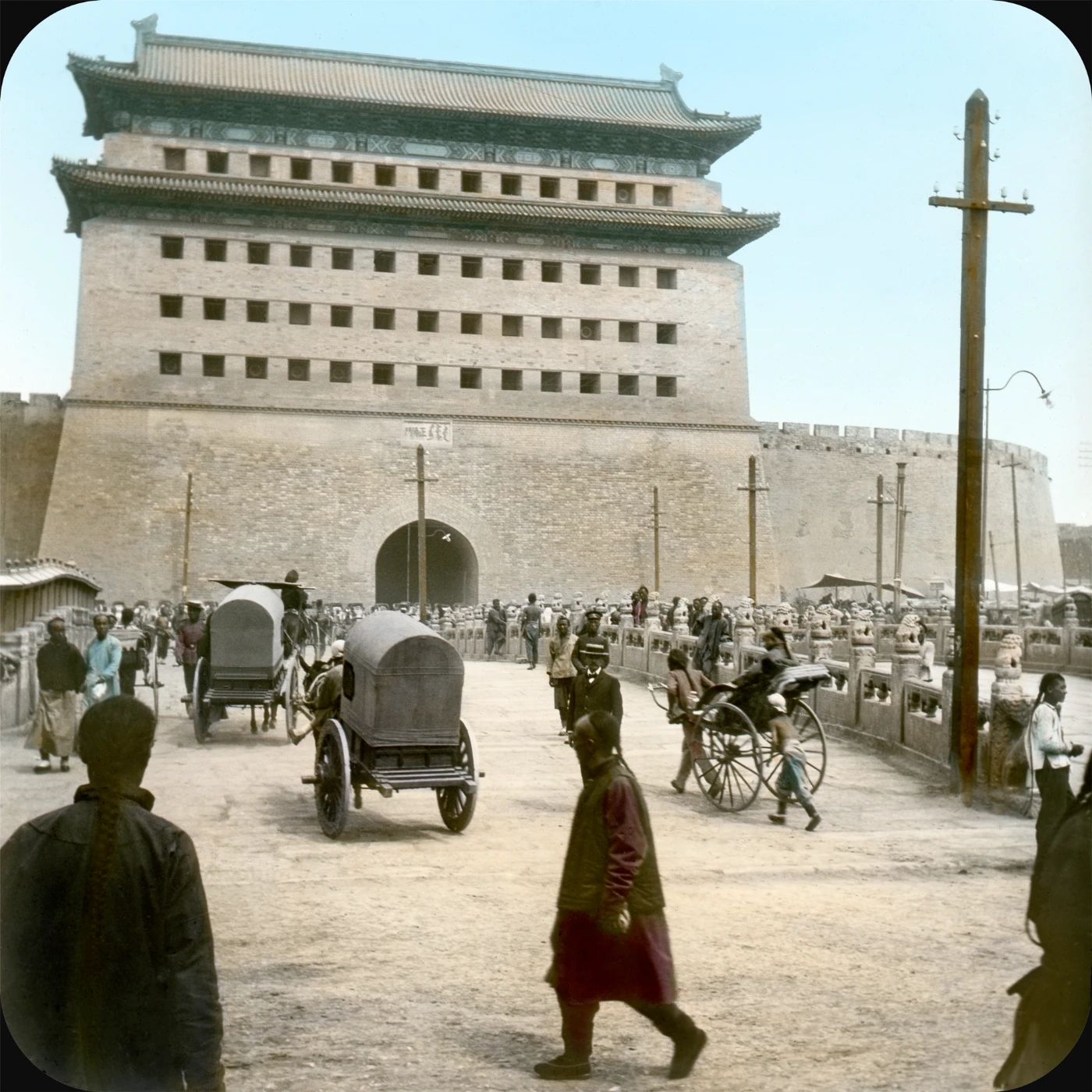 正陽門（前門）城樓前的交通狀況
德索‧博佐奇  北京  1908年
© 布達佩斯費倫茨霍普亞洲美術博物館 2020