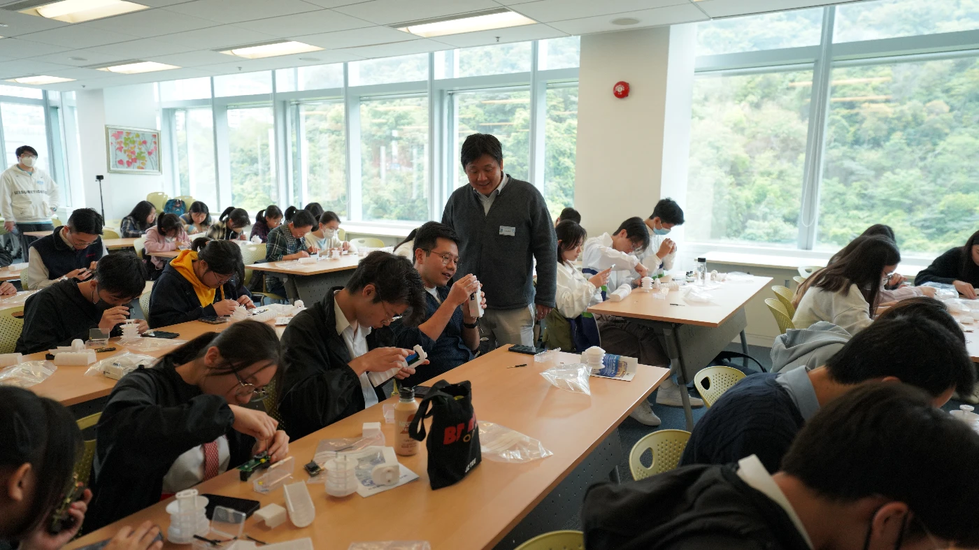 近50位來自不同院校的師生參與DIY手提氣象儀器體驗工作坊，以理解城市熱島效應的相關概念。