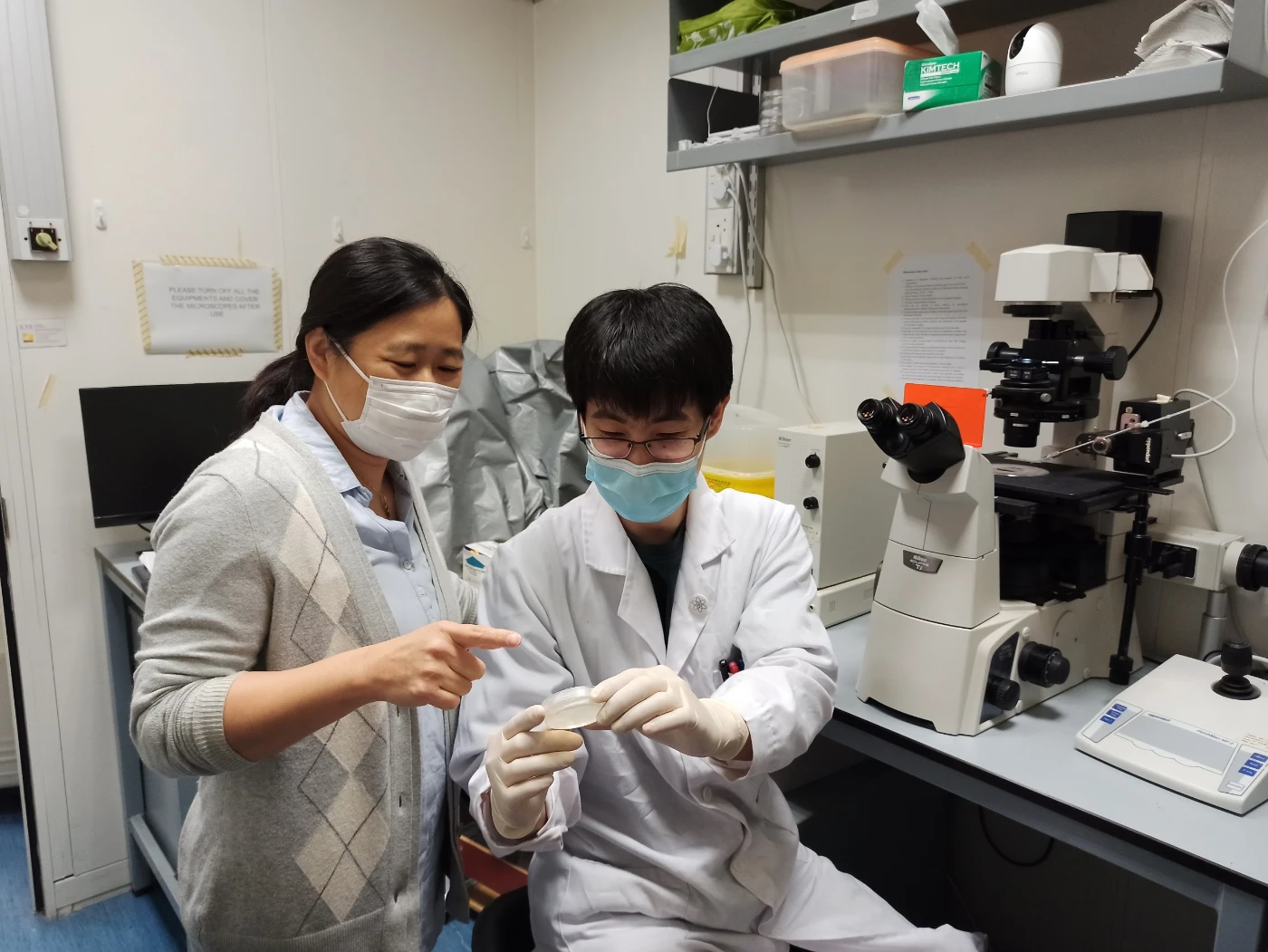 圖中為港大生物科學學院副教授阮永怡博士（左）及博士後研究員林仲暘。