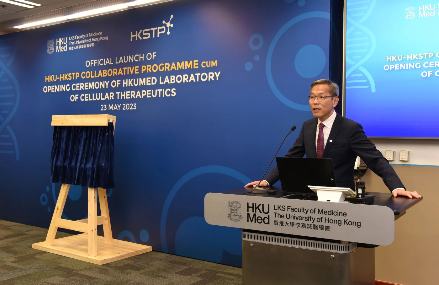 Professor Chak-sing Lau, Dean of Medicine of HKU, remarked that the Lab is Hong Kong’s first GMP multi-products facility with approval in principle from the Department of Health for an ATP manufacturing license.