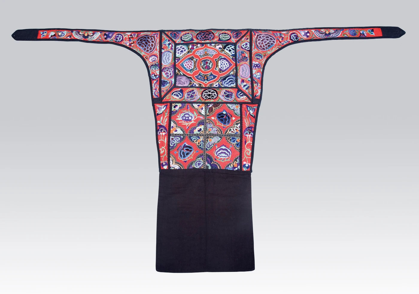 Baby carrier embroidered with pomegranate and butterfly motifs
     Miao ethnic minority
     Guizhou province Republican era
     Dimension: 103 x 107 cm
     (Collection of Mei-Yi LEE)