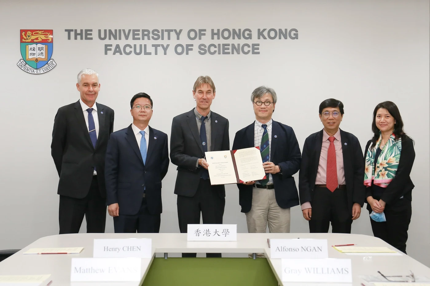 中聯辦教育科技部及港大代表
左起：港大理學院院長艾宏思教授、中央人民政府駐香港特別行政區聯絡辦公室教育科技部處長陳恆博士、港大署理副校長（研究）顏慶雲教授、理學院太古海洋科學研究所所長韋念時教授、理學院化學研究部及周光召基金講座教支志明教授及中國事務副總監黎慧霞女士。