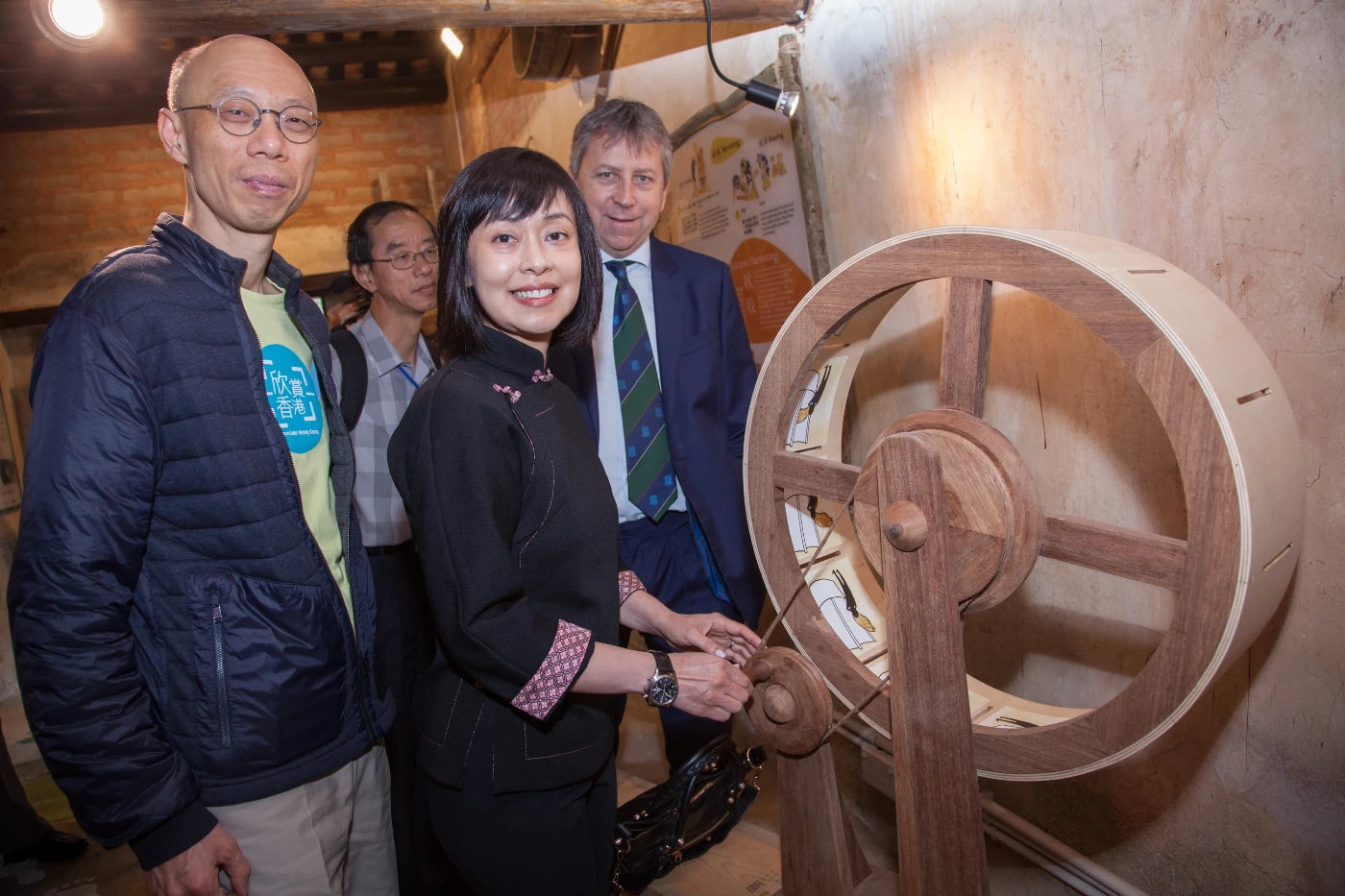 荔枝窩首個展覽「傳統稻米耕種」及展示了昔日農民打穀脫粒動作的走馬燈