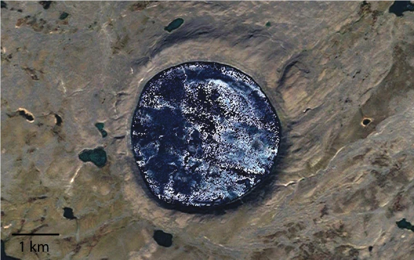 圖二. 加拿大的 Pingualuit 火山口湖是地球上冷撞擊火山口湖的現代例子，和火星上的古代火山口湖類近。（圖片鳴謝： Google 地球）