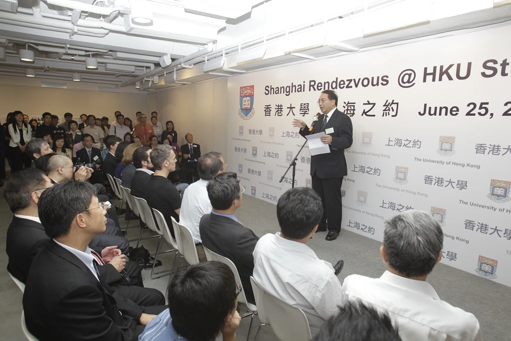 香港大學校長徐立之與四百海內外校友相聚:上海教學中心成建築、工商管理及新聞研究重要教學基地