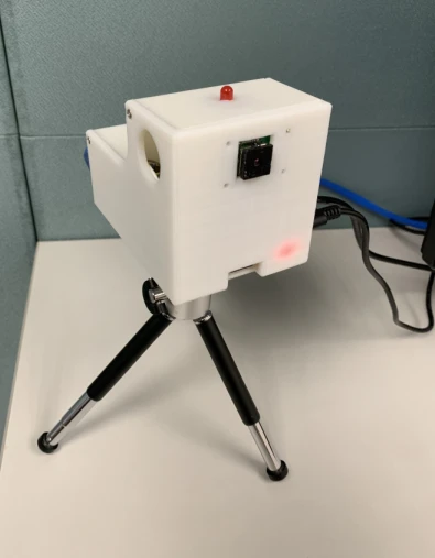 SASH警報器以Raspberry Pi 4為系統基礎，現有版本配備LED燈、揚聲器及民用消費級別的熱像儀，為新冠病毒潛在風險作警報提醒。