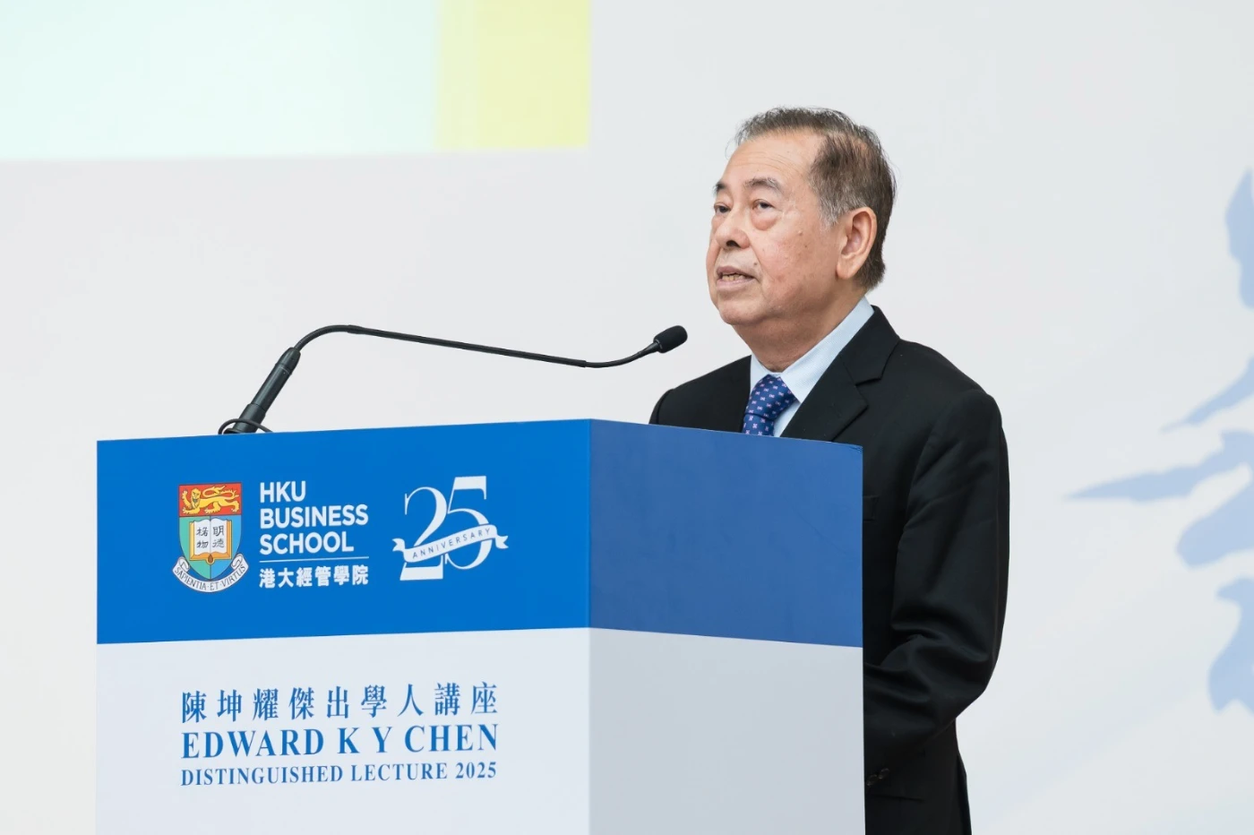 「陳坤耀傑出學人講座」執行委員會召集人馮興宏先生作介紹。